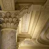 Dall�ultimo livello dell�atrio possiamo invece contemplare i pregevoli fregi vegetali e le concentriche modanature dai colori tenui che ornano il soffitto...